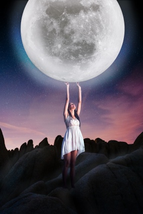 美女手揽明月创意摄影图片